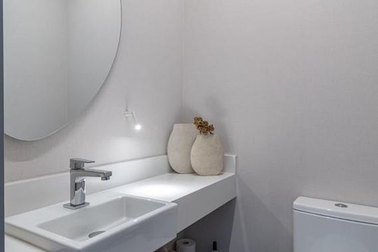 Apartamento em Perdizes com varanda, 2 suítes, mobiliado, ideal para comprar e aceitar animais. — Lavabo