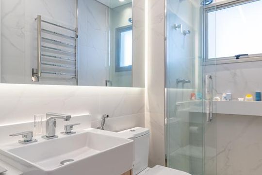 Apartamento em Perdizes com varanda, 2 suítes, mobiliado, ideal para comprar e aceitar animais. — Banheiro da Suíte 1