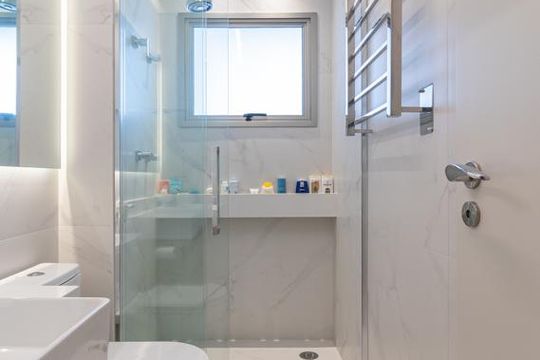 Apartamento em Perdizes com varanda, 2 suítes, mobiliado, ideal para comprar e aceitar animais. — Banheiro da Suíte 1