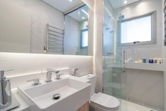 Apartamento em Perdizes com varanda, 2 suítes, mobiliado, ideal para comprar e aceitar animais. — Banheiro da Suíte 1