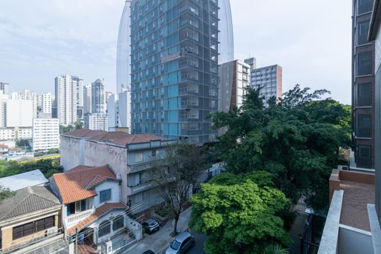 Apartamento em Perdizes com varanda, 2 suítes, mobiliado, ideal para comprar e aceitar animais. — Vista da Sala