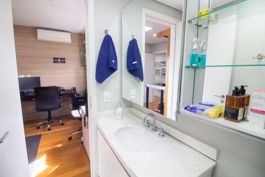 Venda de apartamento no Campo Belo com 3 quartos, piscina e churrasqueira. — Banheiro da Suíte 1