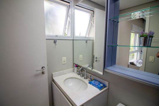 Venda de apartamento no Campo Belo com 3 quartos, piscina e churrasqueira. — Banheiro da Suíte 2