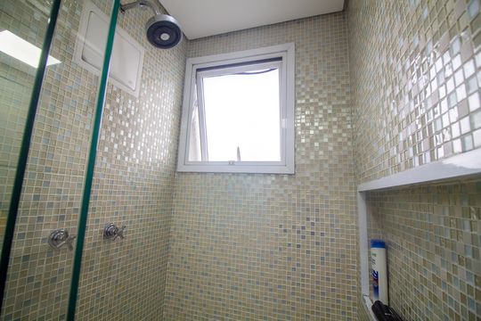 Venda de apartamento no Campo Belo com 3 quartos, piscina e churrasqueira. — Banheiro da Suíte 1