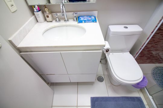 Venda de apartamento no Campo Belo com 3 quartos, piscina e churrasqueira. — Banheiro da Suíte 2