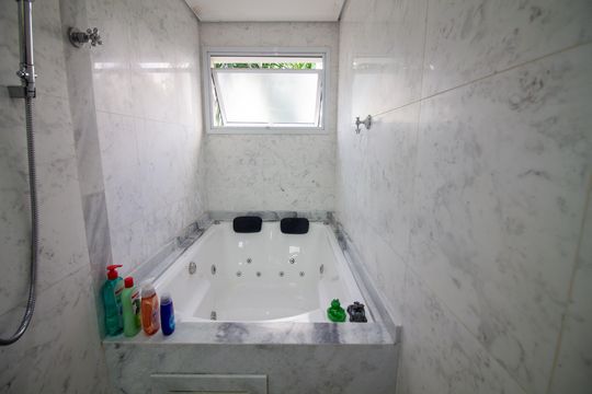 Venda de apartamento no Campo Belo com 3 quartos, piscina e churrasqueira. — Banheiro da Suíte 3