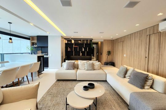 Venda de apartamento mobiliado com 3 suítes, piscina e churrasqueira no condomínio. — Sala