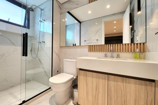 Venda de apartamento mobiliado com 3 suítes, piscina e churrasqueira no condomínio. — Banheiro da Suíte 1
