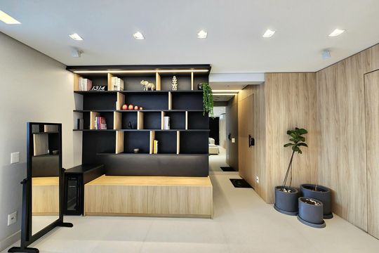 Venda de apartamento mobiliado com 3 suítes, piscina e churrasqueira no condomínio. — Sala