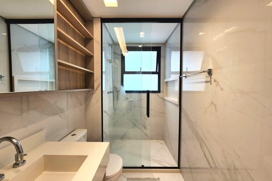 Venda de apartamento mobiliado com 3 suítes, piscina e churrasqueira no condomínio. — Banheiro da Suíte 3