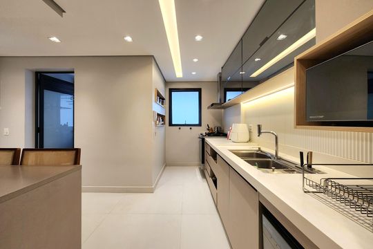 Venda de apartamento mobiliado com 3 suítes, piscina e churrasqueira no condomínio. — Cozinha
