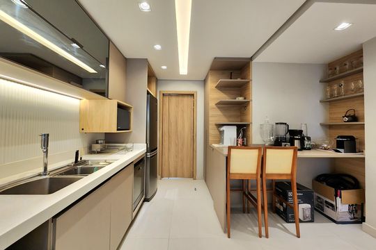 Venda de apartamento mobiliado com 3 suítes, piscina e churrasqueira no condomínio. — Cozinha