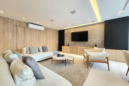 Venda de apartamento mobiliado com 3 suítes, piscina e churrasqueira no condomínio. — Sala