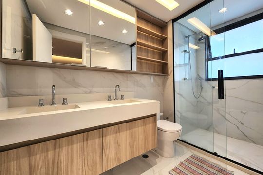 Venda de apartamento mobiliado com 3 suítes, piscina e churrasqueira no condomínio. — Banheiro da Suíte 3