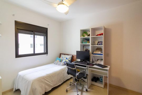 Apartamento mobiliado com 3 quartos e varanda para comprar. — Suíte 1