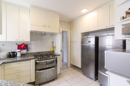 Apartamento mobiliado com 3 quartos e varanda para comprar. — Cozinha
