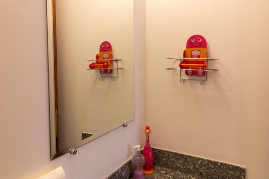 Apartamento mobiliado com 3 quartos e varanda para comprar. — Lavabo