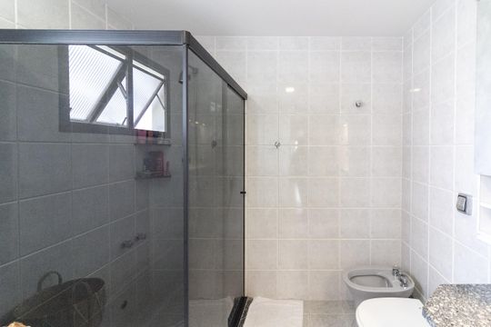 Apartamento mobiliado com 3 quartos e varanda para comprar. — Banheiro da Suíte 2