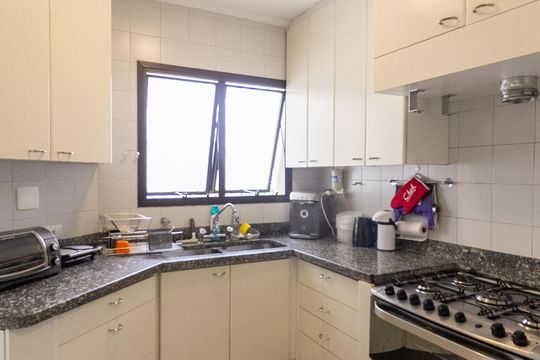 Apartamento mobiliado com 3 quartos e varanda para comprar. — Cozinha