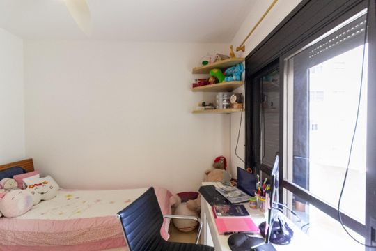 Apartamento mobiliado com 3 quartos e varanda para comprar. — Suíte 3