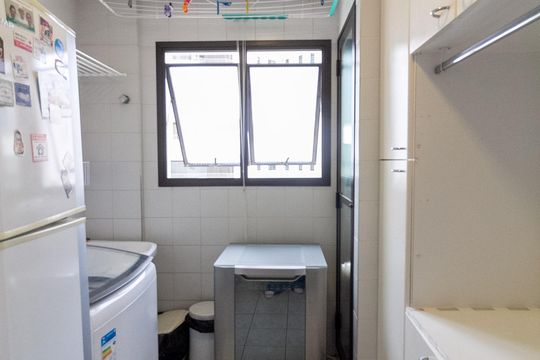 Apartamento mobiliado com 3 quartos e varanda para comprar. — Área de Serviço