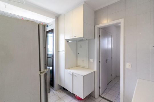 Apartamento mobiliado com 3 quartos e varanda para comprar. — Área de Serviço