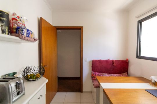 Apartamento mobiliado com 3 quartos e varanda para comprar. — Copa