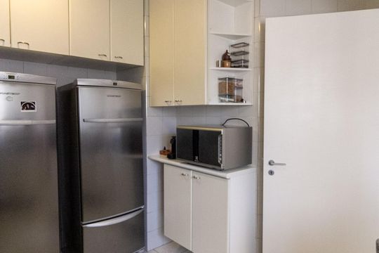 Apartamento mobiliado com 3 quartos e varanda para comprar. — Cozinha