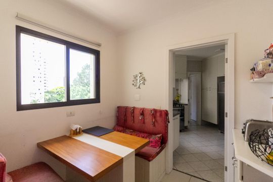 Apartamento mobiliado com 3 quartos e varanda para comprar. — Copa