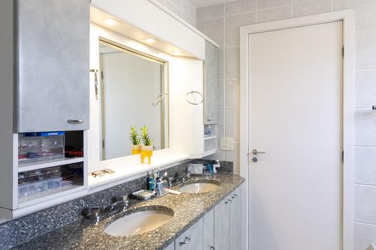 Apartamento mobiliado com 3 quartos e varanda para comprar. — Banheiro da Suíte 2