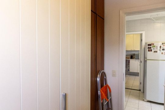 Apartamento mobiliado com 3 quartos e varanda para comprar. — Quarto de Serviço
