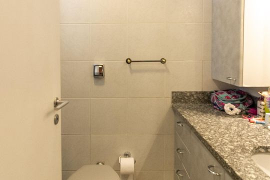 Apartamento mobiliado com 3 quartos e varanda para comprar. — Banheiro da Suíte 3