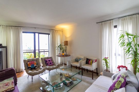 Apartamento mobiliado com 3 quartos e varanda para comprar. — Sala de estar