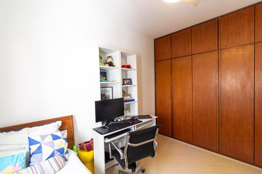 Apartamento mobiliado com 3 quartos e varanda para comprar. — Suíte 1