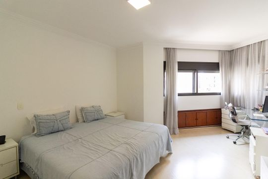 Apartamento mobiliado com 3 quartos e varanda para comprar. — Suíte 2