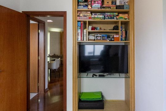 Apartamento mobiliado com 3 quartos e varanda para comprar. — Sala de Tv