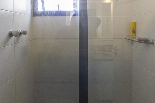 Apartamento mobiliado com 3 quartos e varanda para comprar. — Banheiro da Suíte 1