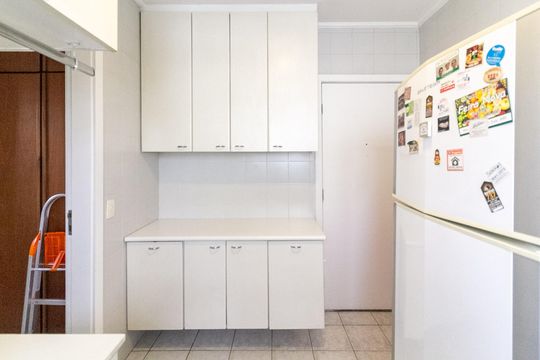 Apartamento mobiliado com 3 quartos e varanda para comprar. — Área de Serviço