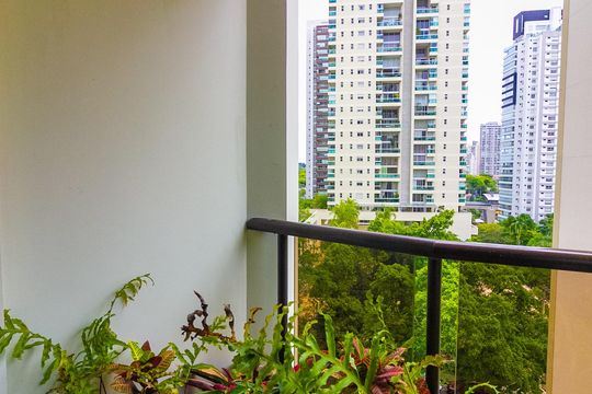 Apartamento mobiliado com 3 quartos e varanda para comprar. — Varanda