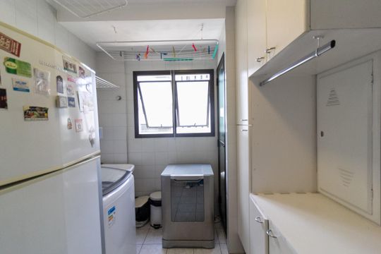 Apartamento mobiliado com 3 quartos e varanda para comprar. — Área de Serviço