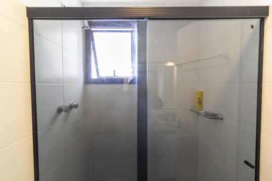 Apartamento mobiliado com 3 quartos e varanda para comprar. — Banheiro da Suíte 1