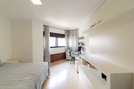 Apartamento mobiliado com 3 quartos e varanda para comprar. — Suíte 2