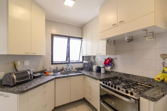 Apartamento mobiliado com 3 quartos e varanda para comprar. — Cozinha
