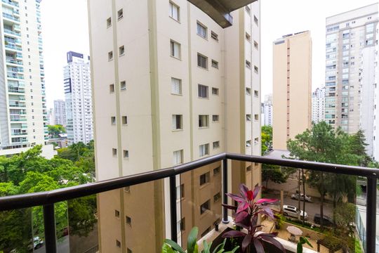 Apartamento mobiliado com 3 quartos e varanda para comprar. — Varanda
