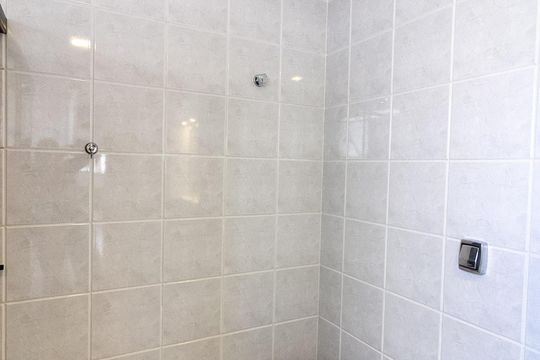 Apartamento mobiliado com 3 quartos e varanda para comprar. — Banheiro da Suíte 2
