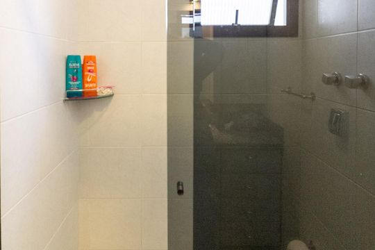 Apartamento mobiliado com 3 quartos e varanda para comprar. — Banheiro da Suíte 3