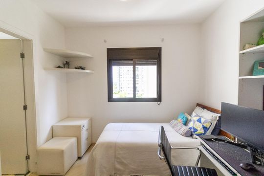 Apartamento mobiliado com 3 quartos e varanda para comprar. — Suíte 1