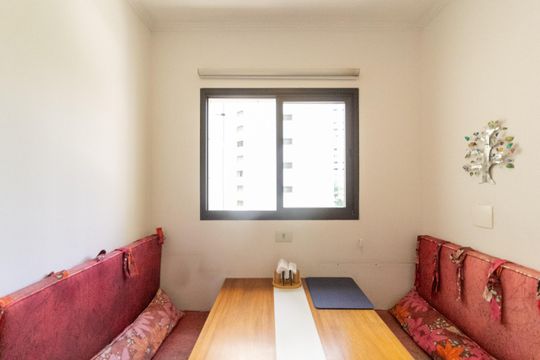 Apartamento mobiliado com 3 quartos e varanda para comprar. — Copa