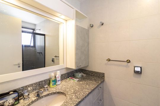 Apartamento mobiliado com 3 quartos e varanda para comprar. — Banheiro da Suíte 1