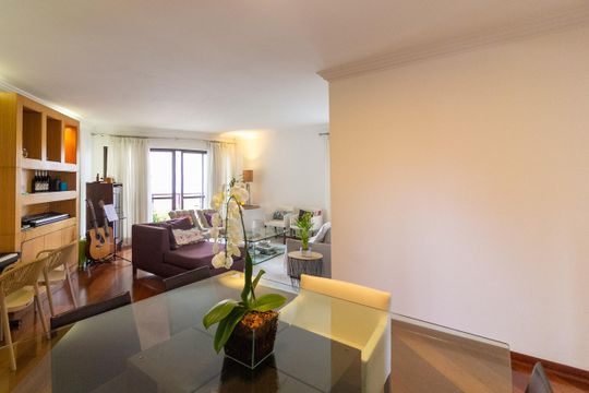 Apartamento mobiliado com 3 quartos e varanda para comprar. — Sala de jantar